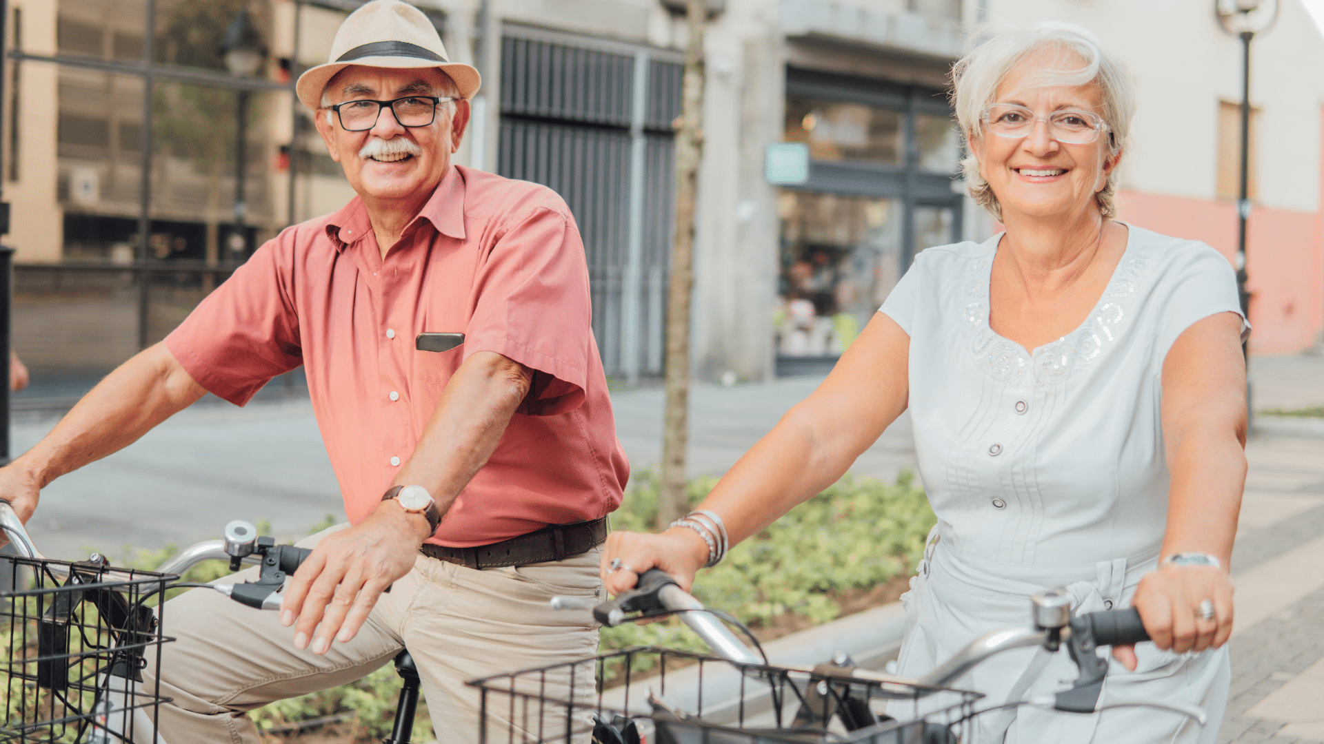 Zwei Senioren fahren Fahrrad